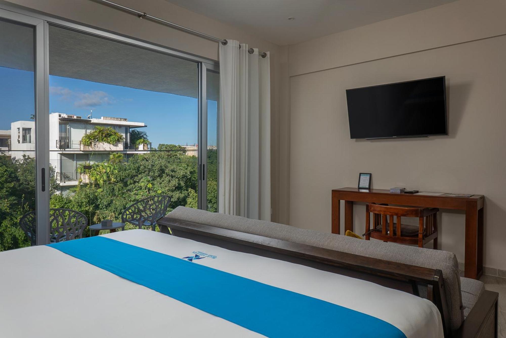 Suite con cama grande y balcón